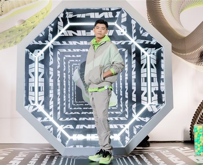 左腳膝蓋有舊傷的王柏傑29日出席運動品牌活動，分享運動、健康的重要。（星裕國際提供）