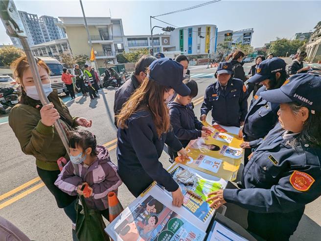 台中太平警分局犯罪预防宣导团主动前往太平区新高里福德正神祠举办「岁末关怀弱势、义诊、义剪及春联挥毫活动」活动，人气爆棚。（太平警分局提供／冯惠宜台中传真）