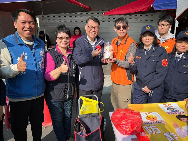 台中太平警分局犯罪预防宣导团主动前往太平区新高里福德正神祠举办「岁末关怀弱势、义诊、义剪及春联挥毫活动」活动，人气爆棚。（太平警分局提供／冯惠宜台中传真）