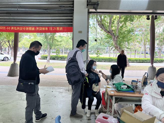 医师预期疫情高峰还没到，春节长假过后会是更严峻的考验，呼吁民眾该接种的疫苗快接种。（冯惠宜摄）