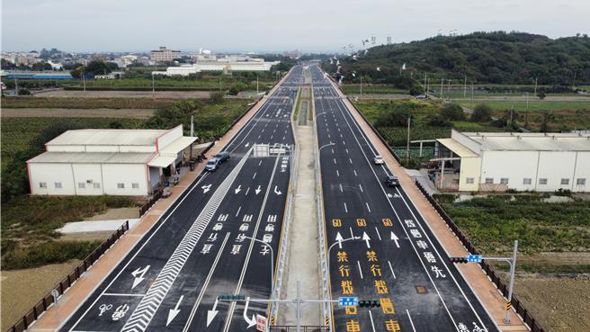 台南科學園區安定東路東延道路29日完工啟用，為雙向各四線道，共40米寬，有助縮減從安定交流道到南科之間的交通時間。（台南市工務局提供／程炳璋台南傳真）