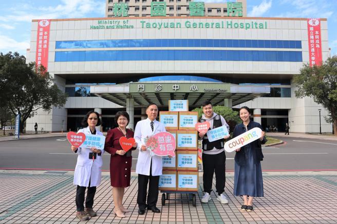 Coupang酷澎公共事务总监周宜洁（右一）及Coupang酷澎第二座物流中心负责人陈文斌 （右二）前往卫福部立桃园医院捐赠医疗酒精，将爱心传达给第一线医护人员，左三为桃园医院代理院长陈日昌。（Coupang酷澎提供／古明弘台北传真）