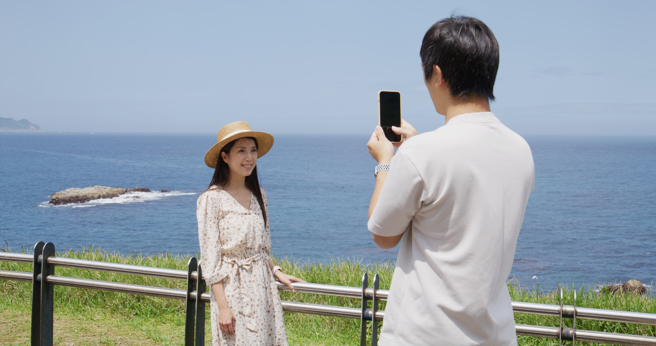一名男子因为帮女友拍照被嫌弃，甚至被提分手，上网抱怨发劝世文。（示意图：shutterstock／达志）
