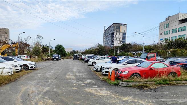 新竹县警局修正「新竹县处理妨害交通车辆自治条例」第6条，只要公告3个月期满未领回，直接办理报废，让保管场空间有效使用。（罗浚滨摄）