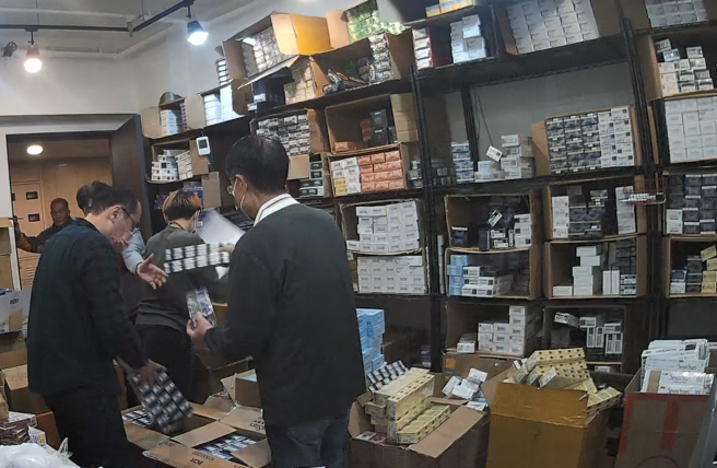 警方出动警犬队缉菸犬「乐乐」、「可乐」协助搜证，锁定犯嫌位于新北市中和区、淡水区两大仓库。（图／警方提供）