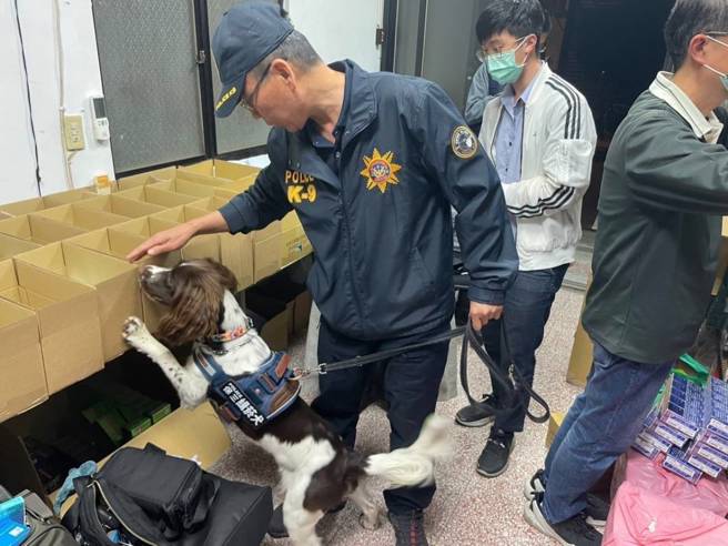 警方出动警犬队缉菸犬「乐乐」、「可乐」协助搜证，锁定犯嫌位于新北市中和区、淡水区两大仓库。（图／警方提供）