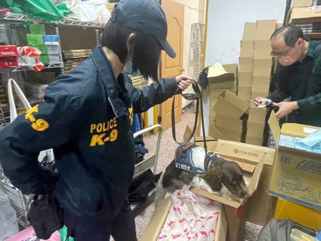警方出动警犬队缉菸犬「乐乐」、「可乐」协助搜证，锁定犯嫌位于新北市中和区、淡水区两大仓库。（图／警方提供）