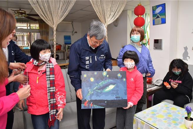 行政院长陈建仁29日参访财团法人台湾儿童暨家庭扶助基金会附设新北市私立大同育幼院，并感谢该育幼院同仁悉心照顾院童。（行政院提供）