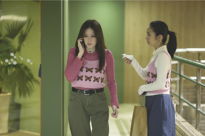 《不够善良的我们》由两位女主角林依晨（右）、许玮宁撞衫事件展开。（公视、MyVideo提供）