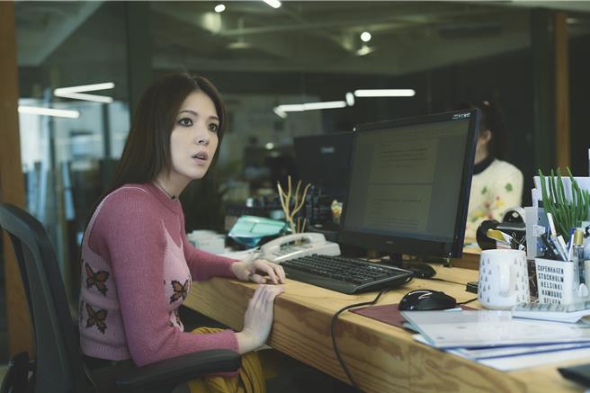 许玮宁剧中诠释「买了一整个衣橱的寂寞」的独身女子Rebecca。（公视、MyVideo提供）