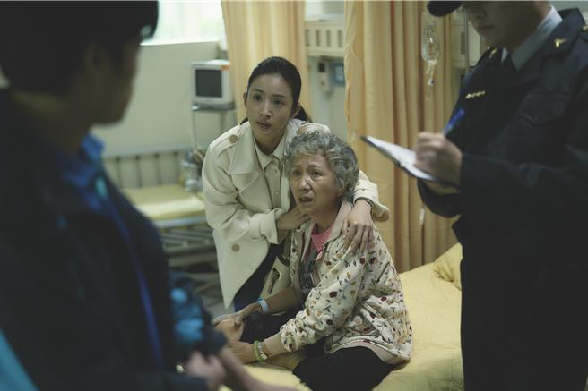 林依晨（左）剧中的小心机获观者共鸣，右为饰演婆婆的陆弈静。（公视、MyVideo提供）