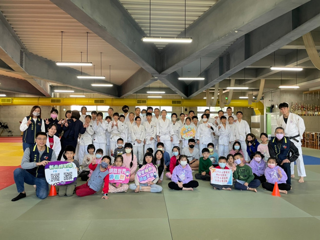 今29日上午新北警妇幼队为了让儿童有个充实又极具意义的寒假，连续三天在锦和高中乐活馆一楼举办防身术学习营。（图／警方提供）