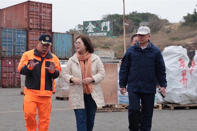為防制非洲豬瘟入侵，海洋委員會主委管碧玲今（29日）親赴金門前線視察小三通安檢作業。（海巡署提供）