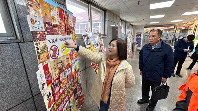 為防制非洲豬瘟入侵，海洋委員會主委管碧玲今（29日）親赴金門前線視察小三通安檢作業。（海巡署提供）