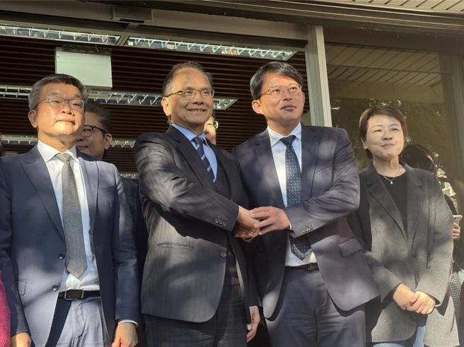 游錫堃(左2)、蔡其昌(左1)角逐新國會龍頭，拜會民眾黨團與白營不分區黃珊珊(右1)、黃國昌(右2)同框。（資料照／黃婉婷攝）