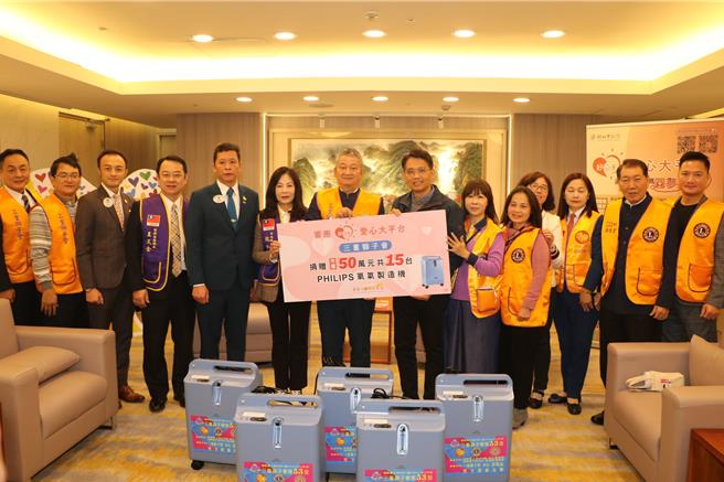 新北市三重獅子會關懷失能長輩及身心障礙朋友，今（29）日捐贈市價50萬元的15台氧氣製造機，將交由新北輔具中心評估媒合。（新北市社會局提供）