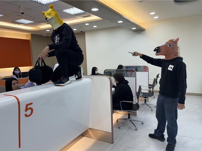 台南市警２分局防抢演练上演笨贼抢银行戏码，两男戴着动物套头面具扮演抢匪。（读者提供／程炳璋台南传真）