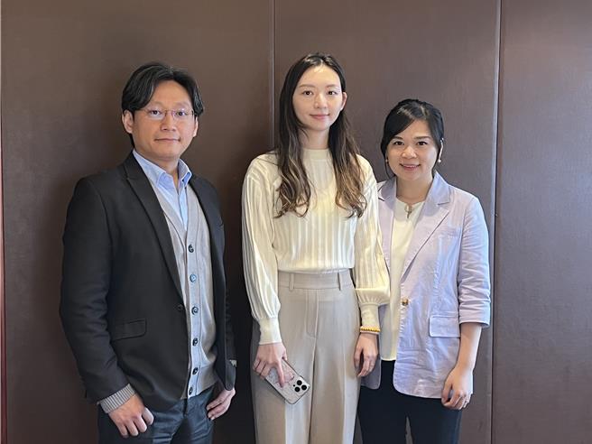 三地集团二代、现任三地能源总经理锺欣倍(中)，今带领旗下主管举办年终媒体餐会，向外界说明公司四大绿能业务发展。（王玉树摄）