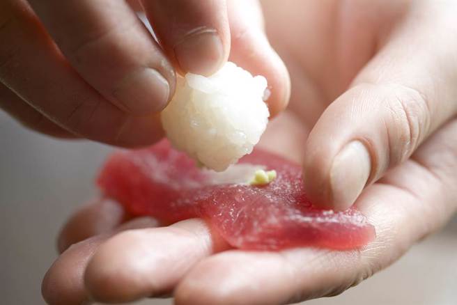 日本料理師傅對壽司醋飯有所堅持的職人精神，也體現在台灣不少優質餐廳。（示意圖／Shutterstock／達志）