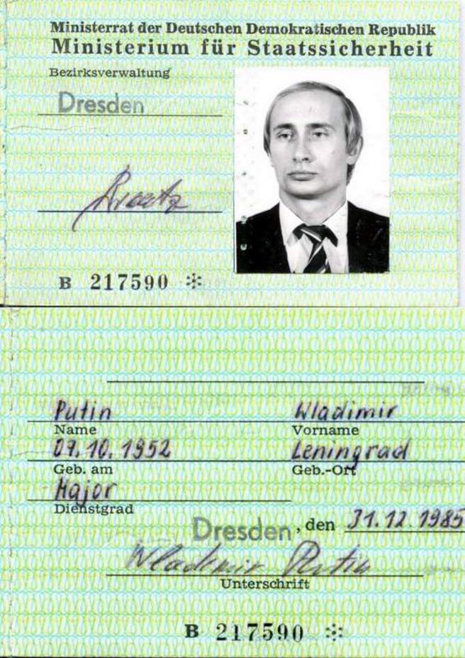 在德国发现的普丁 (Vladimir Putin) 在KGB担任分析师时，使用的史塔西 (Stasi) 身分证通行证。（图/德国史塔西文件馆) 