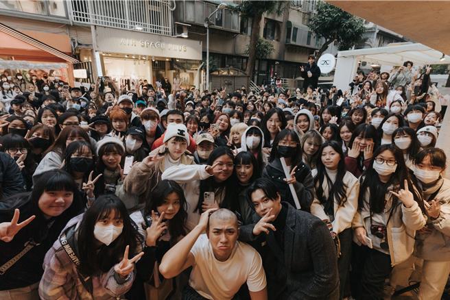 王ADEN在签唱会上演「剃头实境秀」。（爱腾音乐有限公司提供）