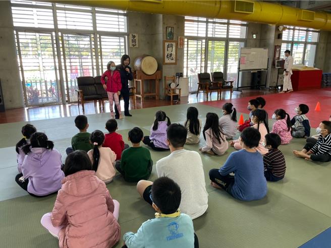 新北市妇幼警察队与锦和高中合办寒假学习营。（新北市妇幼警察队提供）