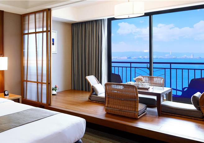 「樱花假期」住房专案，双人二天一夜入住海景豪华客房，专案另含泡汤、品茗、搭赏樱专车赏樱。（淡水福容大饭店提供）