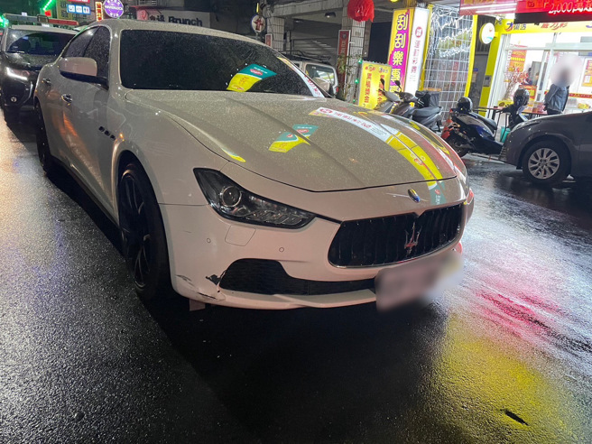 笨贼抢夺不值钱的女用包包，逃逸过程撞到玛莎拉蒂，意外被警方逮捕。（翻摄画面）