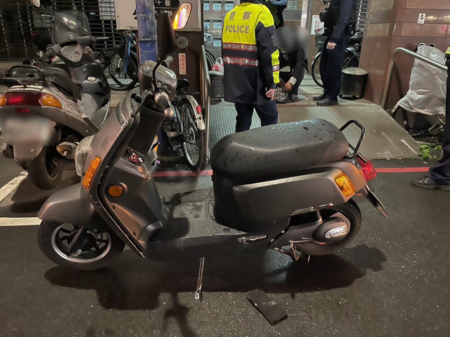 笨贼抢夺不值钱的女用包包，逃逸过程撞到玛莎拉蒂，意外被警方逮捕。（翻摄画面）