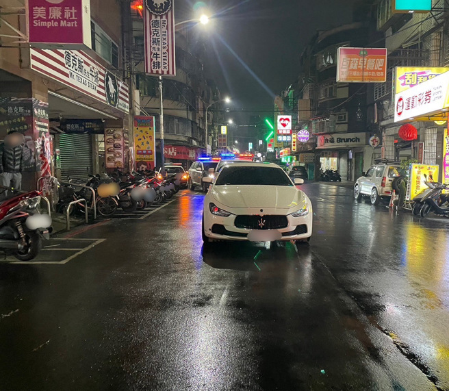 笨贼抢夺不值钱的女用包包，逃逸过程撞到玛莎拉蒂，意外被警方逮捕。（翻摄画面）