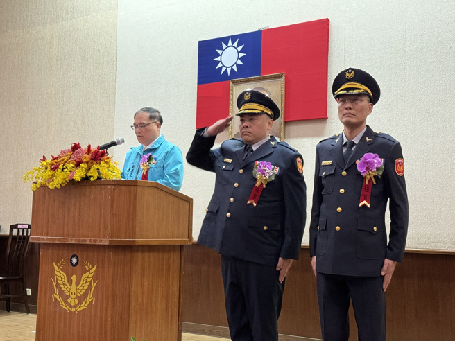 金门县警察局今日下午由副县长李文良主(左)持辖内两位新任分局长之联合交接典礼，即起金城分局分局长由陈盈元(中)接任、金湖分局分局长则由杨志源(右)接任。（于家麒摄）