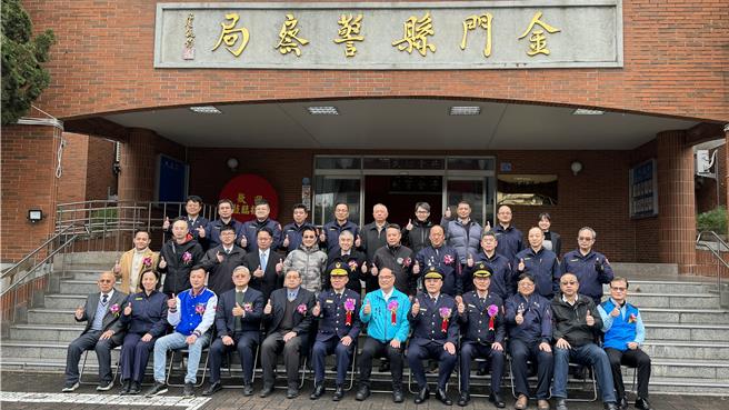 金门县警察局今日下午由副县长李文良主(前排右六)持辖内两位新任分局长之联合交接典礼，即起金城分局分局长由陈盈元(前排右五)接任、金湖分局分局长则由杨志源(前排右四)接任。（于家麒摄）