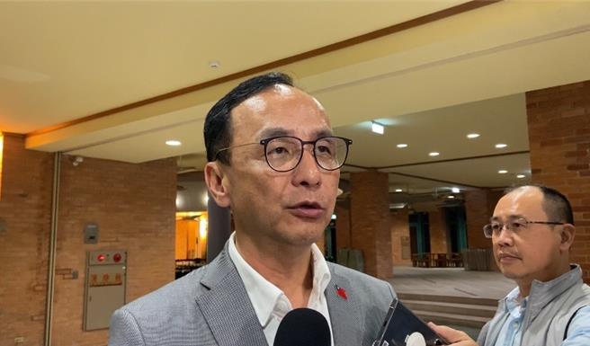 國民黨主席朱立倫感謝資深黨員賴士葆退出總召選舉，以大局為考量。（吳佩蓉攝）