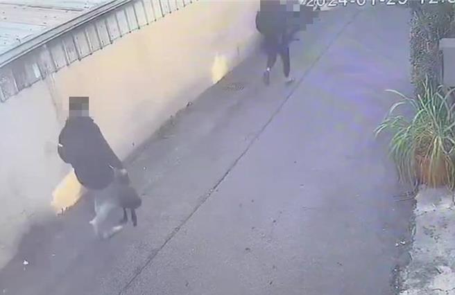 台中太平区惊传诈骗车手黑吃黑，1名车手取得80元赃款秒被两名男子抢走，监视器画面显示2名男子是徙步走到超商。（民眾提供／冯惠宜台中传真）