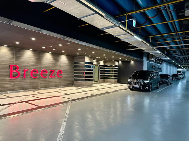 微风联名卡独特之处包括停车优惠，持卡人可免费停车3小时，是目前百货业者唯一时数最高。（微风提供）