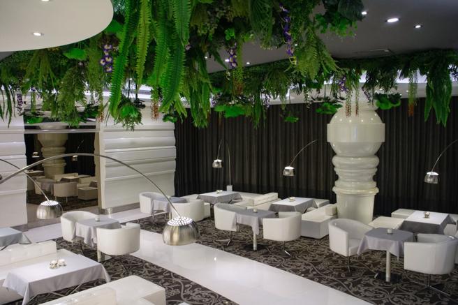 透过微风联名卡消费达门槛，并成为Breeze Rewards钻石琉金等级会员，持卡人可享专属的DIAMOND LOUNGE休憩，和品味米其林餐厅联名特殊餐点。（微风提供）