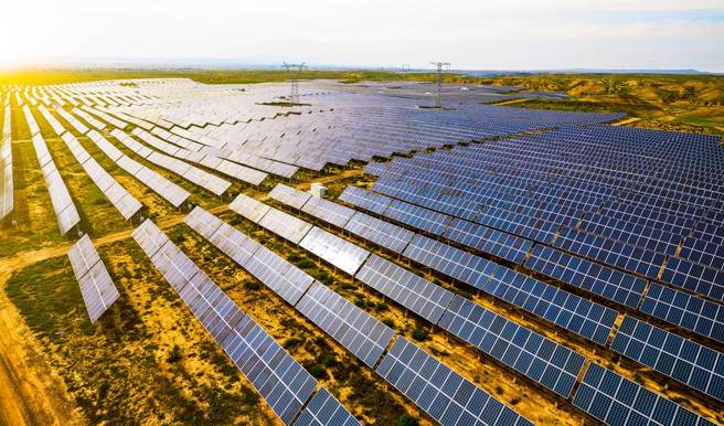 近年台湾农地、绿地大量流失，被工厂、豪宅、太阳能板占据，光电绿能争议不断。（示意图／Shutterstock／达志）