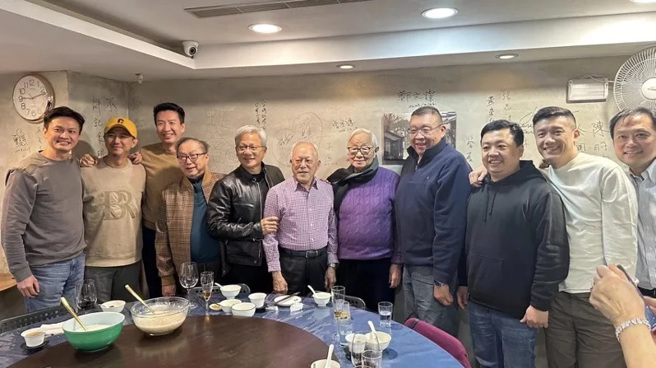 广达董事长林百里（左4）带领黄仁勋（左5）与张忠谋（右5）一起品嚐美食。（图／翻摄「邹记食舖」脸书专页）