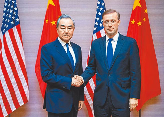 中共中央政治局委員、外事辦主任王毅（左）與美國國家安全顧問蘇利文（右），26、27日在泰國曼谷舉行新一輪會晤。（摘自大陸外交部官網）