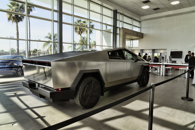 特斯拉新款車Cybertruck使用的新型電池量産方面遇到困難，曾向比亞迪詢問採購其電池零部件，但遭到拒絕。（圖／美聯社）

