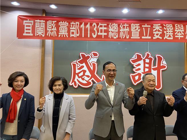 国民党宜兰立委参选人黄琤婷、宜兰县长林姿妙、国民党主席朱立伦、国民党宜兰县党部主席张建荣及新北市长侯友宜（左起）齐喊「加油」。（吴佩蓉摄）