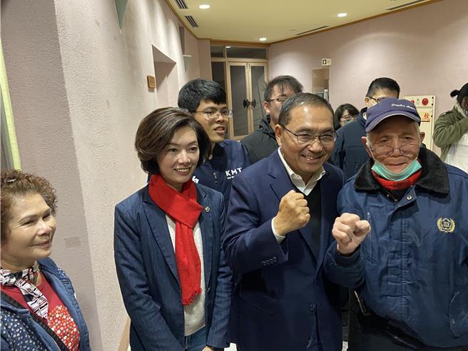 支持者们开心与新北市长侯友宜（右二）合照。（吴佩蓉摄）