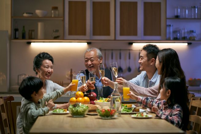 许多人认为年味淡了，是因为现在少子化、小家庭当道等因素，导致过去整个家族围炉的画面不再。（示意图：shutterstock／达志）