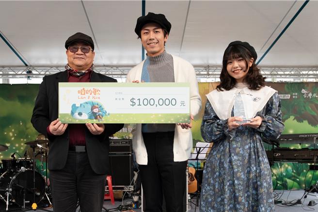 「萬秀孫」張瑞夫（中）與王逸嘉（右）第一次寫歌就上手，創作曲叫〈古錐的雲〉。（公視台語台提供）