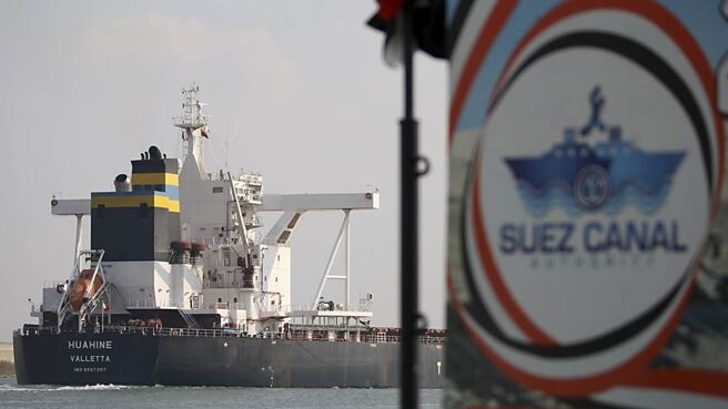 红海危机爆发后，通过苏伊士运河的运量锐减，衝击全球贸易。图／美联社