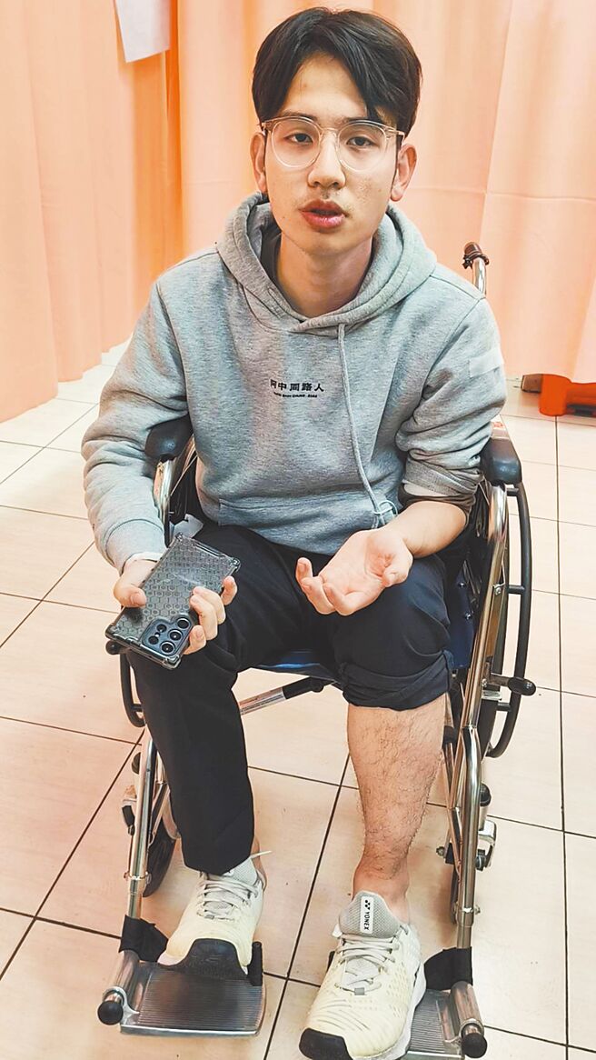 嘉义市民进党议员林炜轩28日与助理当街遭男子殴打、喷辣椒水，林指控对方逼他下跪喊「我对不起王美惠。」王美惠旋即发声明驳斥。（廖素慧摄）