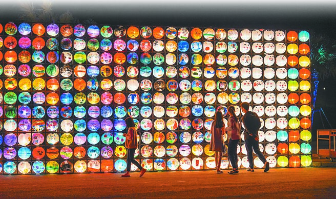 花蓮太平洋燈會將於2月3日至3月4日在花蓮太平洋公園南濱段登場，圖為去年相當吸睛的繽紛燈籠牆，今年燈會也會展出。（花蓮縣政府提供／王志偉花蓮傳真）