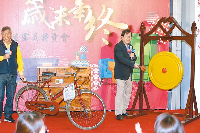 台北市环保局28日在内湖再生家具展示场举办「岁末年终再生家具特卖会」，环保局长吴盛忠（右）客串拍卖官，拍卖一辆50年代的红色幸福牌脚踏车，最后以吉祥谐音「六六大顺」的6600元拍出。（黄世麒摄）