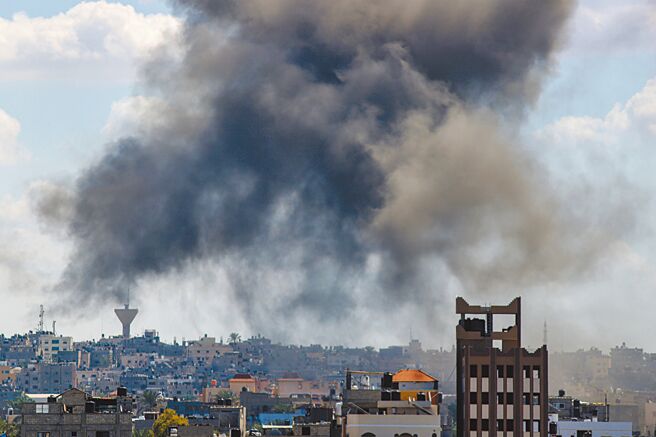 《纽约时报》27日指出，美国谈判代表正就一项潜在的以哈协议取得进展。图为遭以军袭击的迦萨南部城市。（新华社）