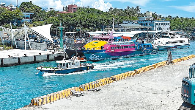 台东绿岛线船班近周频停航，民怨四起，县议员王姷力痛斥客轮业者唯利是图，28日经业者协调友船，下午加开绿岛线来回各1航次。（萧嘉蕙摄）